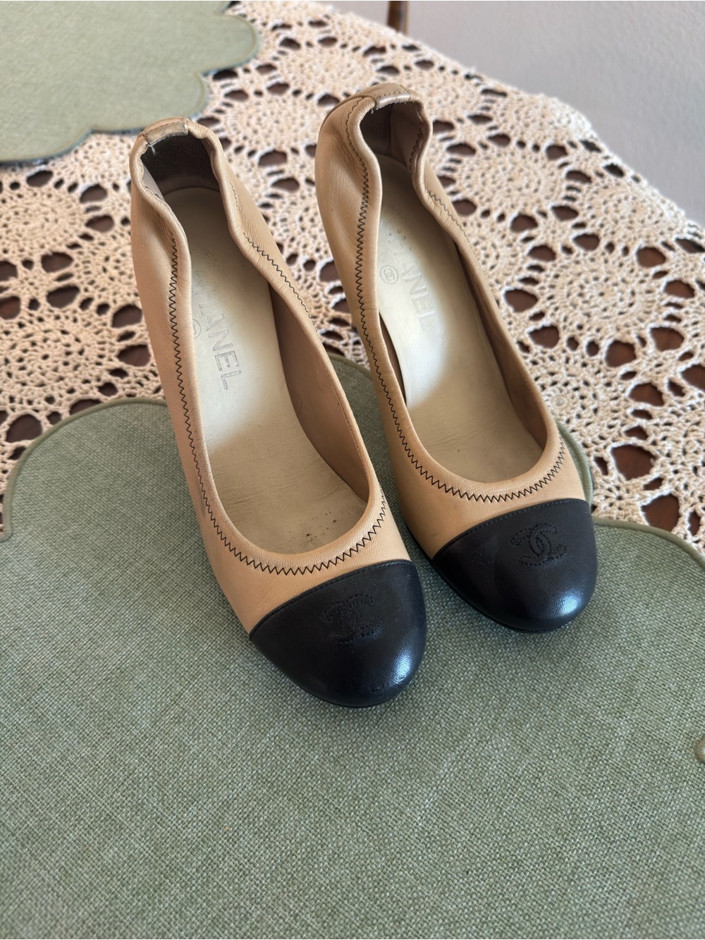 CHANEL Beige Leather Ballet heels with Black Cap Toe
